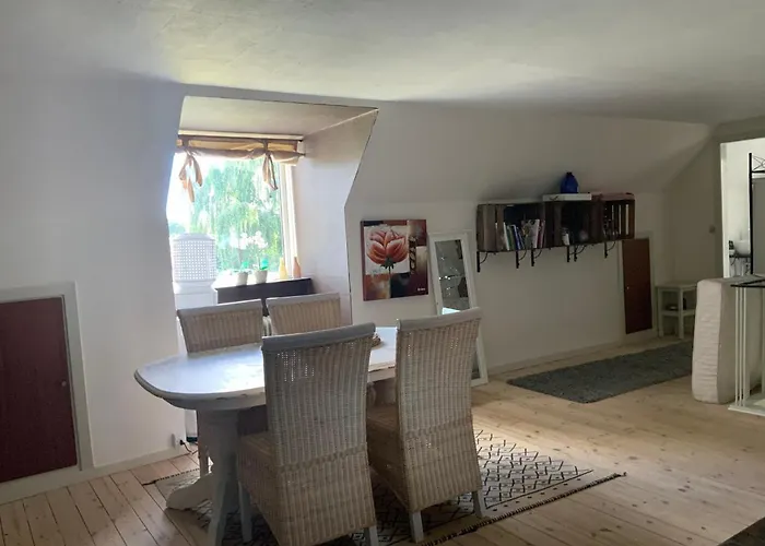 לינה וארוחת בוקר Den Gamle Apotekergaard *